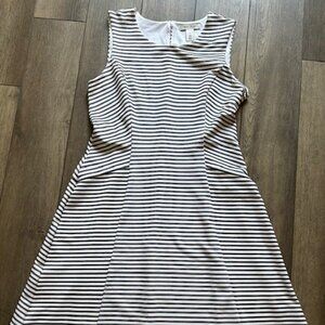Sleeveless, fit & flare silhouette women's dress size 6, knee length.